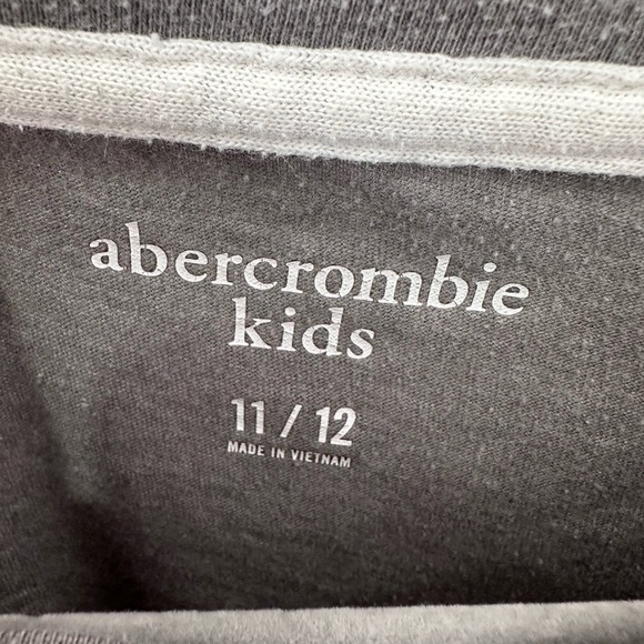 Abercrombie Kids Charcoal V-Neck Tee Shirt - Size 11/12 - Picture 4 of 7